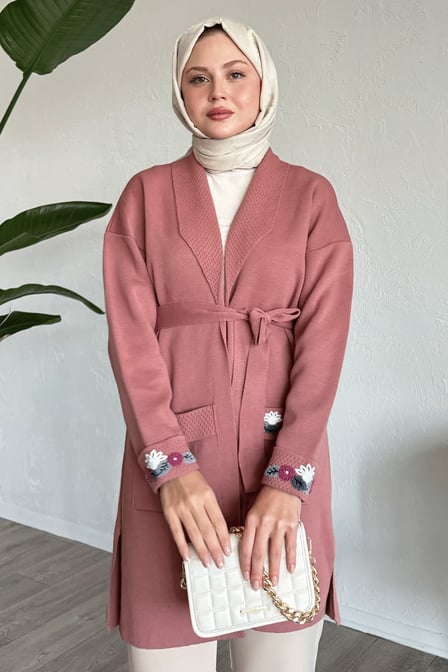 Cepleri Ve Kolları Nakış İşlemeli Gül Kurusu Triko Ceket