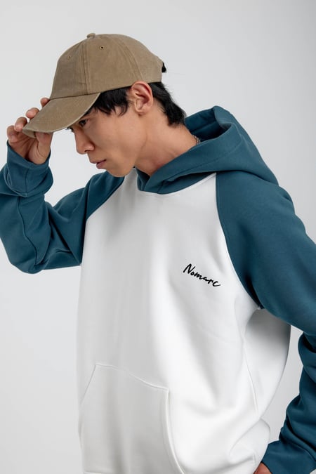 Beyaz Mavi Kollu Kapüşonlu Sweatshirt