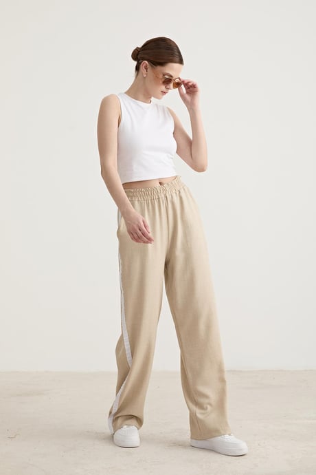 Beyaz Şerit Detaylı Lastikli Pantolon TAŞ