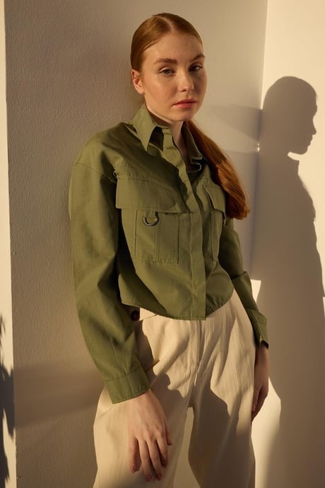 Cepleri Toka Detaylı Crop Gömlek HAKİ