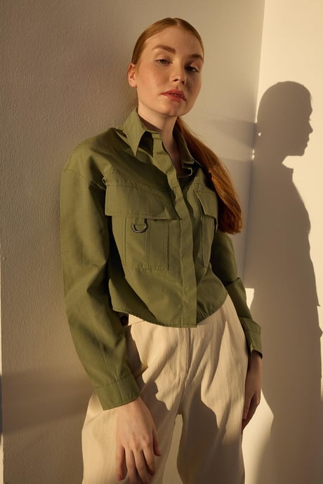 Cepleri Toka Detaylı Crop Gömlek HAKİ