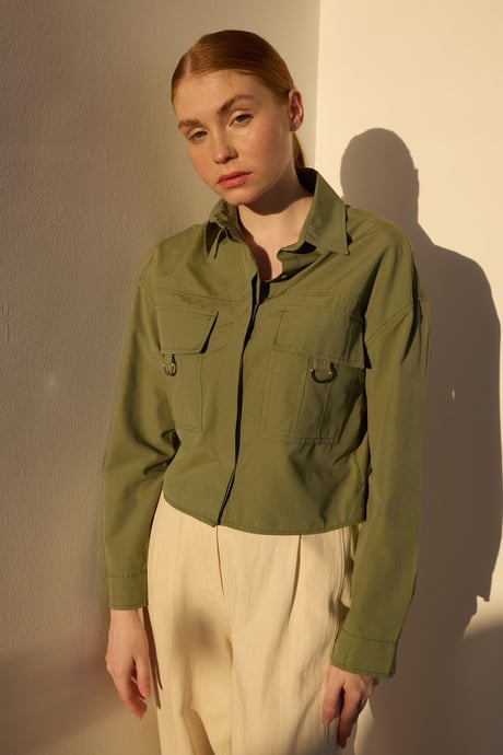 Cepleri Toka Detaylı Crop Gömlek HAKİ