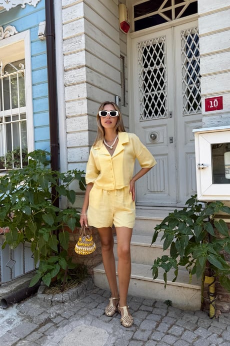 Paça Nakış Detaylı Beli Lastikli Kısa Şort SARI