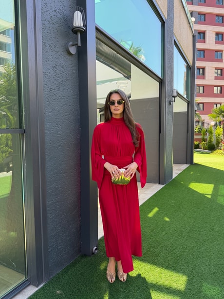 QULOVEYENİ GELENLERKırmızı Kollu Esnek Kumaş Drape Detaylı Elbise