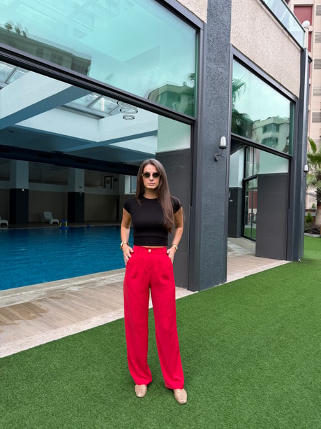 QULOVEYENİ GELENLERKırmızı Pileli Gold Düğme Detaylı Pantolon