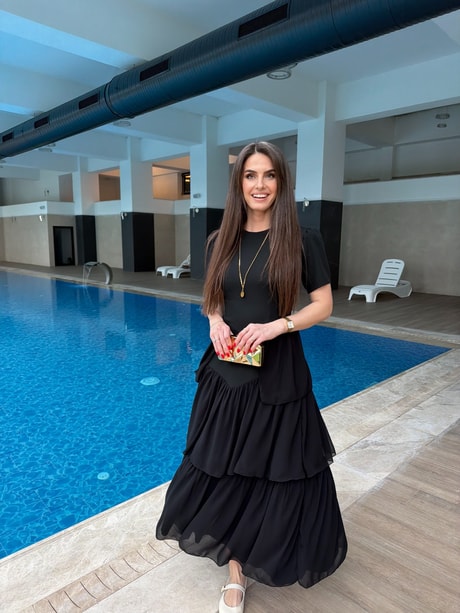 QULOVEYeni GelenlerKısa Kol Siyah Sırt Bağlama Detaylı Elbise