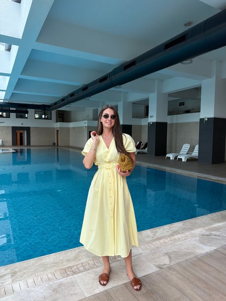 QULOVEYeni GelenlerSarı Belden Pileli Poplin Elbise