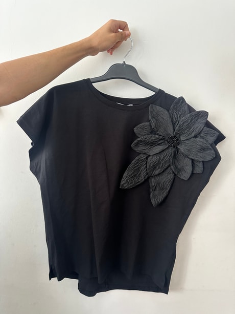 QULOVEYeni GelenlerSiyah Çiçek Aplikeki T-shirt