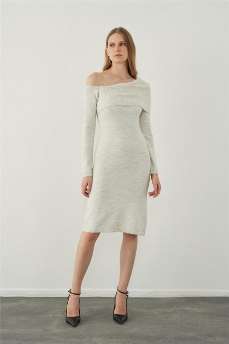 Asimetrik omuz dekolteli uzun triko elbise