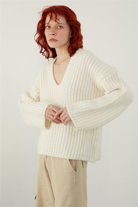 Ekru V Yaka Oversize Triko Kazak