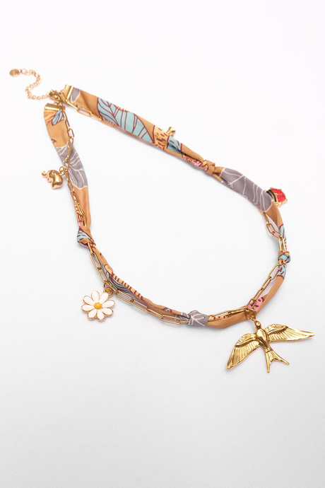 Fular Detaylı Charm Kolye