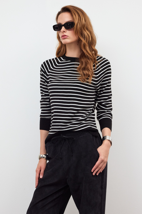 Siyah Bisiklet Yaka Çizgili Kazak