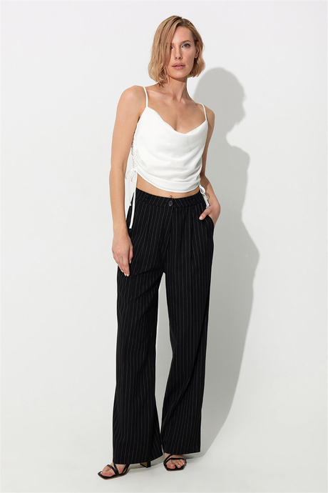 Siyah Çizgili Geniş Paça Pileli Kumaş Pantolon SS23P4732Sİ
