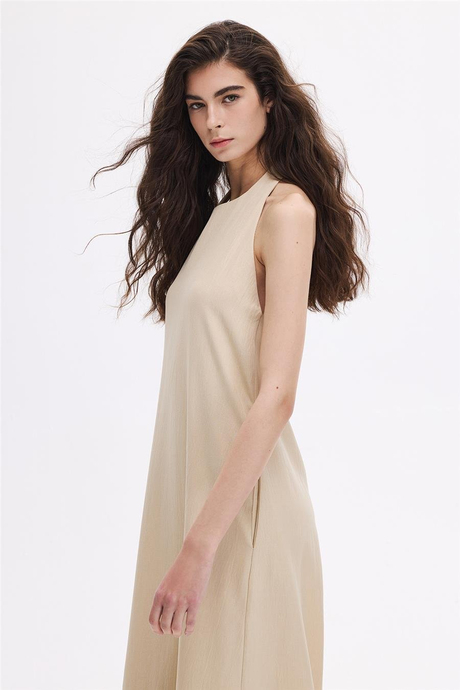Bej Sırtı Açık Elbise