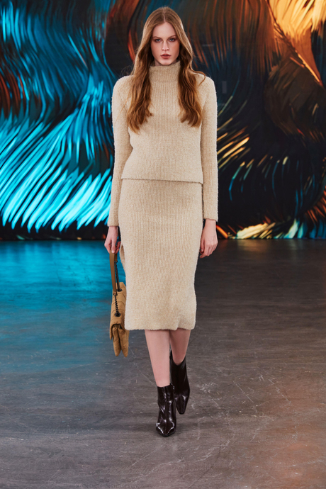 Yumuşak dokulu yırtmaçlı midi triko etek