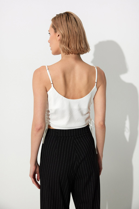 Beyaz Yanları Büzgülü Askılı Büstiyer SS23CT4735BE