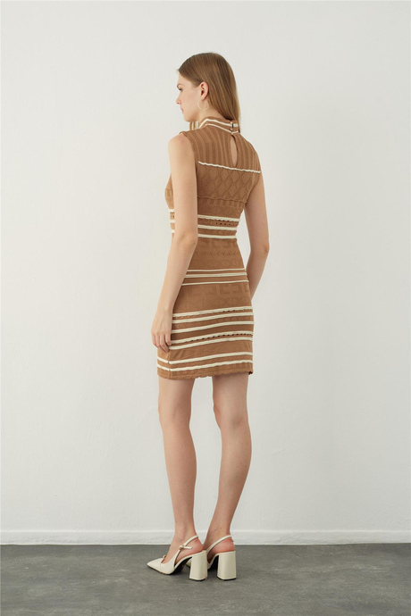 Dik yaka kolsuz midi Triko elbise