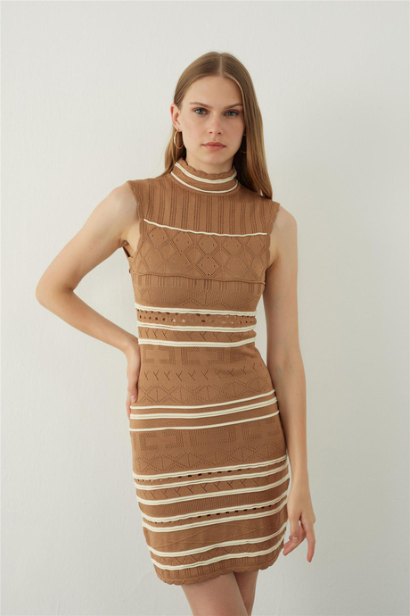 Dik yaka kolsuz midi Triko elbise