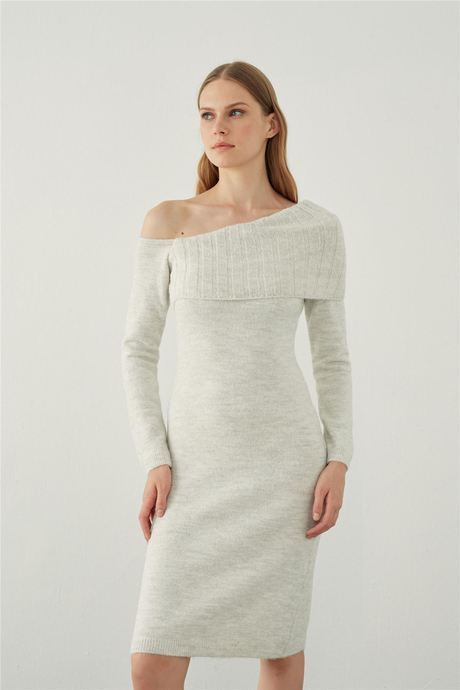 Asimetrik omuz dekolteli uzun triko elbise