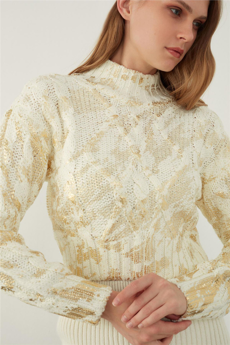 Varaklı Ekru Örgü Desenli Kısa Kazak 