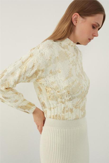 Varaklı Ekru Örgü Desenli Kısa Kazak 