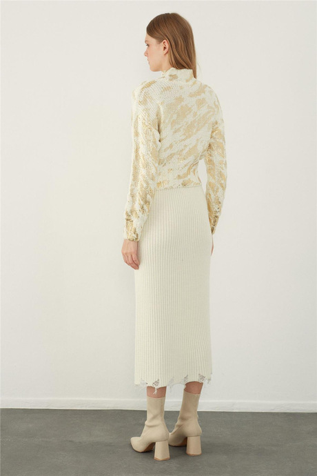 Varaklı Ekru Örgü Desenli Kısa Kazak 