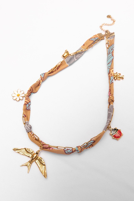 Fular Detaylı Charm Kolye