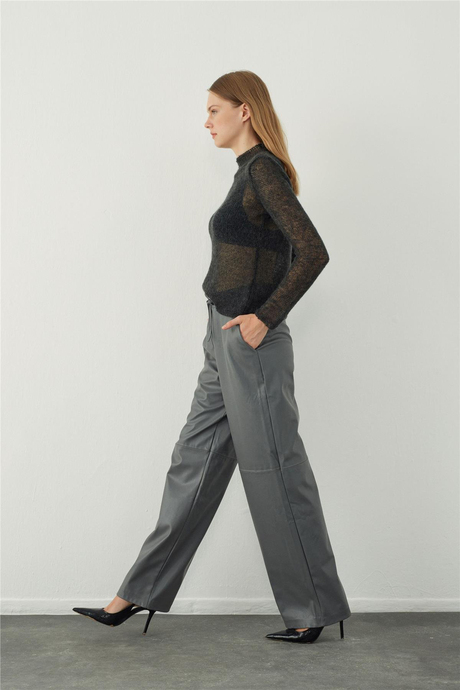 Bol kesim deri görünümlü pantolon