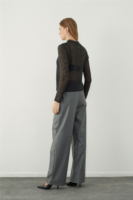 Bol kesim deri görünümlü pantolon