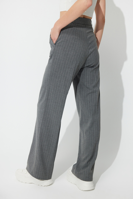 Gri Çizgili Geniş Paça Pileli Kumaş Pantolon SS23P4732GR