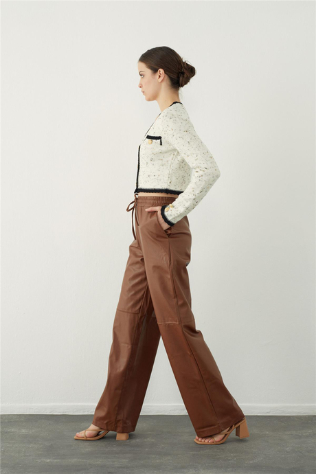 Bol kesim deri görünümlü pantolon