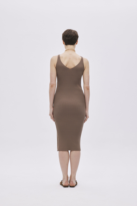 YIRTMAÇ DETAYLI ASKILI MİDİ TRİKO ELBİSE