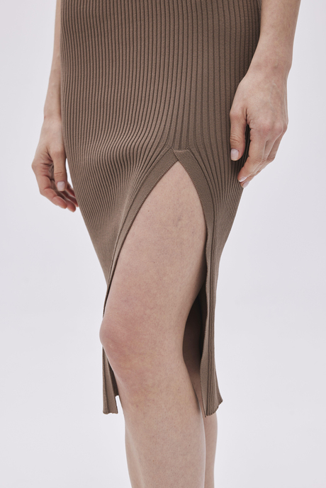 YIRTMAÇ DETAYLI ASKILI MİDİ TRİKO ELBİSE