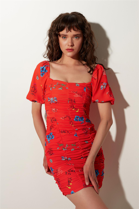 Kırmızı Desenli Büzgü Mini Elbise SS23D4794KI