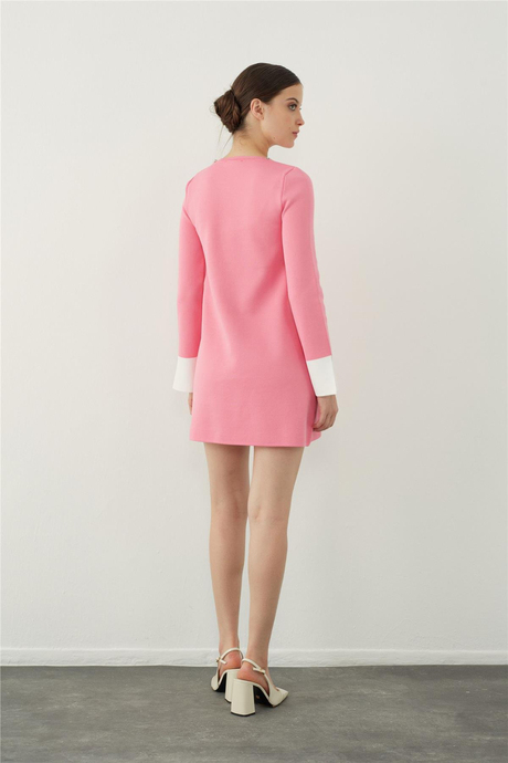 Pembe-Ekru Kolye Detaylı Mini Triko Elbise