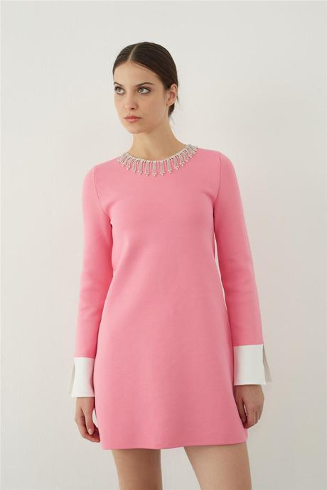 Pembe-Ekru Kolye Detaylı Mini Triko Elbise