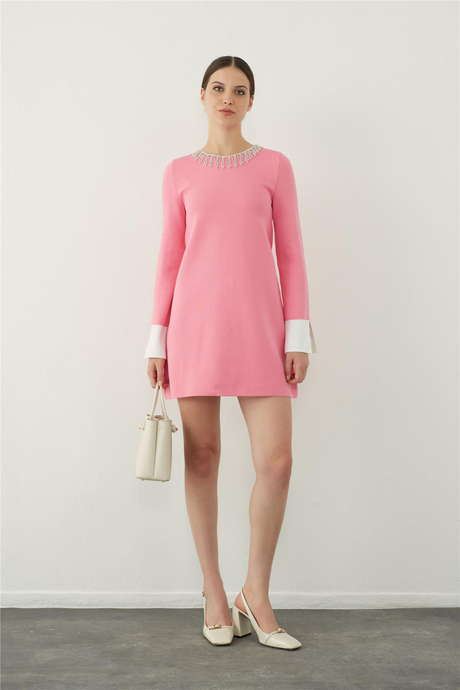 Pembe-Ekru Kolye Detaylı Mini Triko Elbise