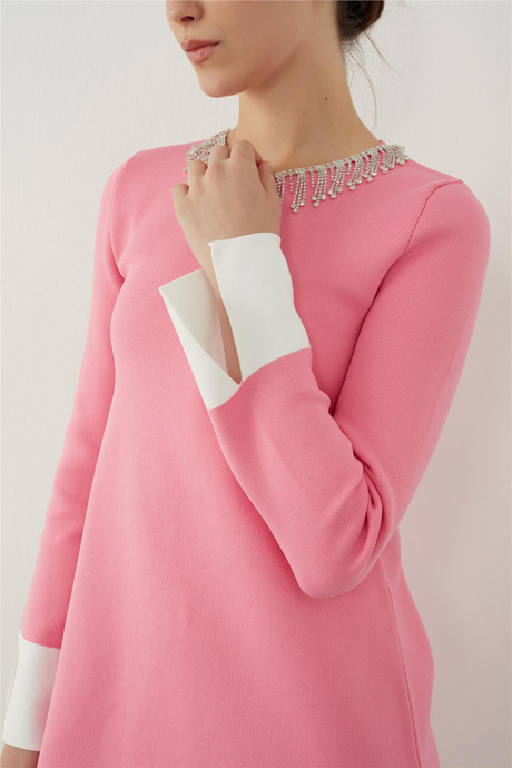 Pembe-Ekru Kolye Detaylı Mini Triko Elbise