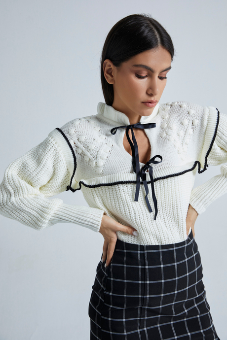 Sherin Kadın Ekru Yakası Fırfırlı Ponpon Detaylı Bağcıklı Uzun Kollu Triko Kazak SWK4112EK