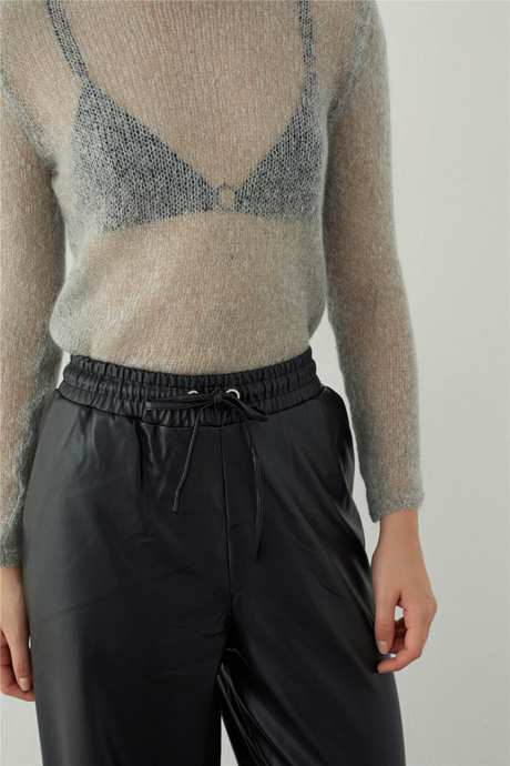 Bol kesim deri görünümlü pantolon