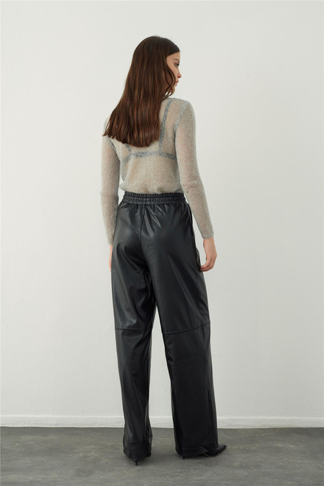 Bol kesim deri görünümlü pantolon