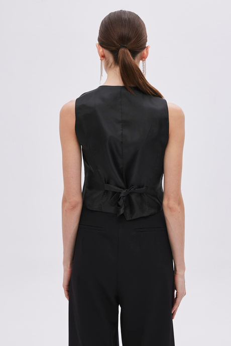 Siyah Cep Detaylı Düğmeli Yelek