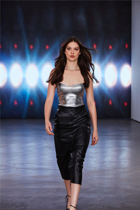 Deri görünümlü cep detaylı midi etek