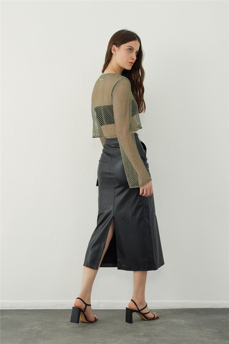 Deri görünümlü cep detaylı midi etek