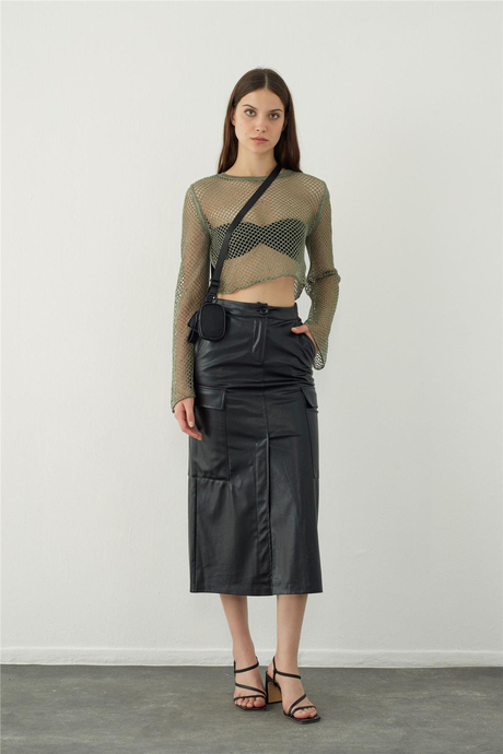 Deri görünümlü cep detaylı midi etek