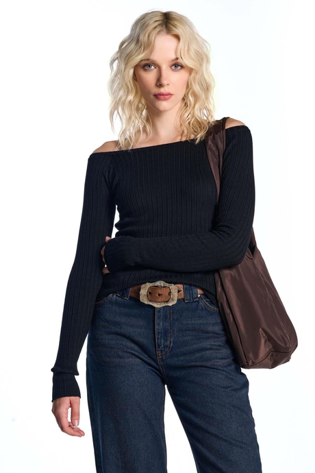 Siyah Düşük Omuzlu Triko Bluz