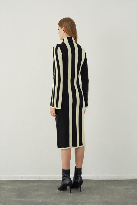 Şerit Detaylı Dik yaka midi triko etek