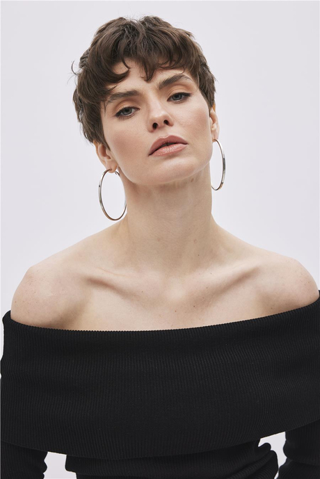 Siyah Omuzları Açık Triko Bluz