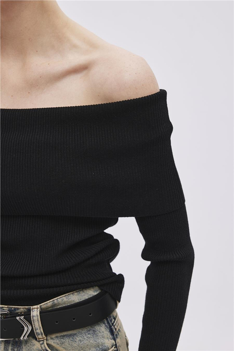 Siyah Omuzları Açık Triko Bluz