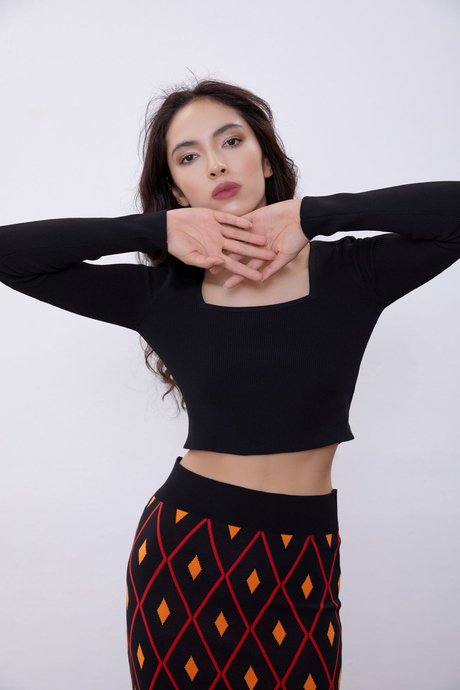 Siyah Uzun Kollu Crop Triko Kazak